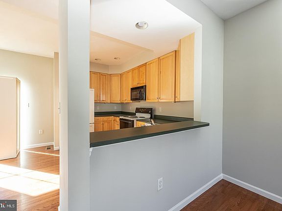 5th image of 1028 Merchant St