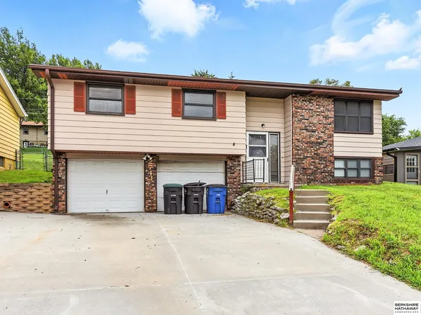 2743 S 50th St, Omaha, NE 68106