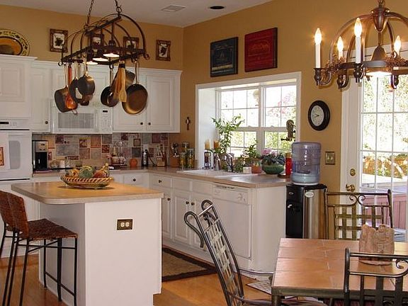 Great brite kitchen, lots of natural light