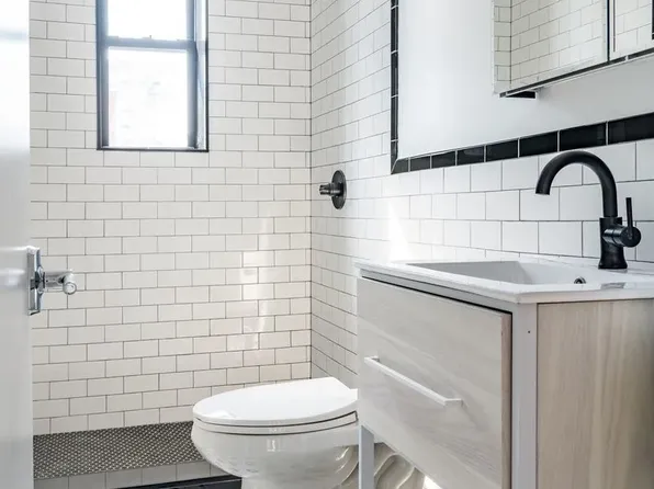 46-32 Vernon Boulevard image 6 of 6