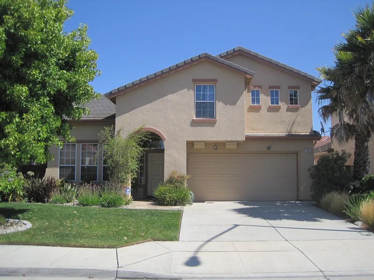 4 bed, 2.5 bath, 2300 sqft, $4,300 — Photo 1