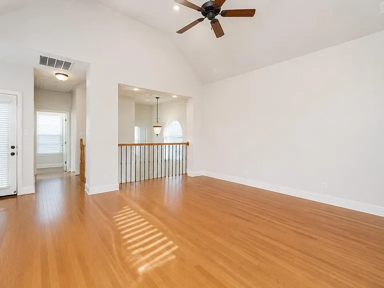 319 Grove St — Photo 4