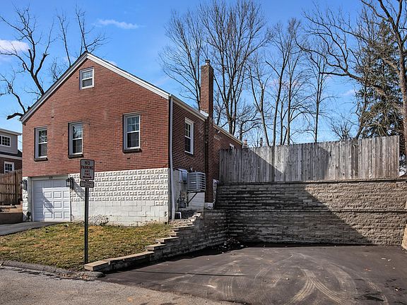 3rd image of 1119 Earl Ave