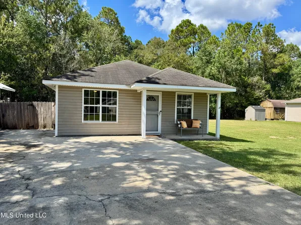 2213 Hudson St, Waveland, MS 39576