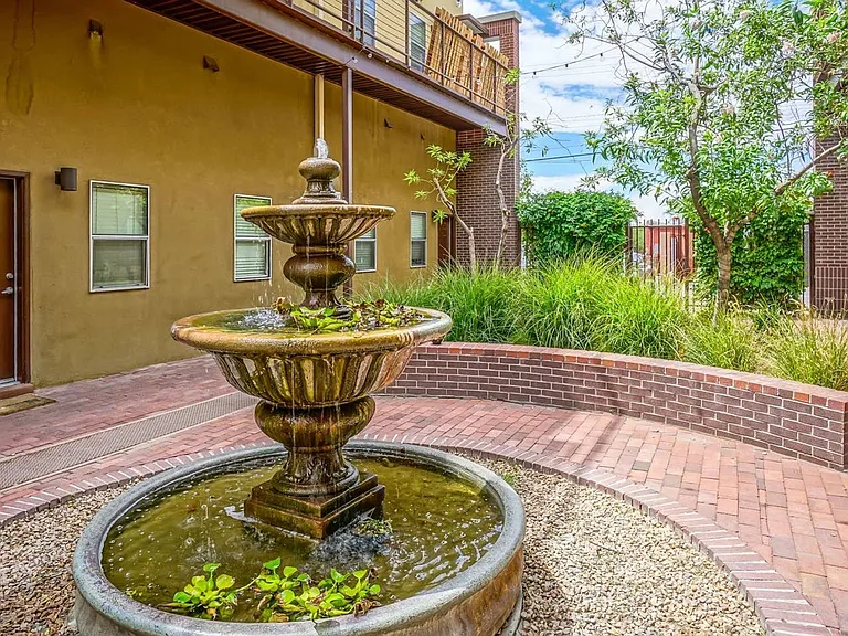 115ct - Bricklight Courtyard Apartments — Photo 2
