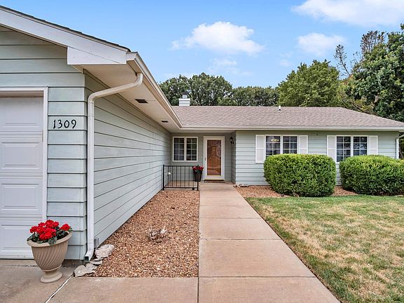 3rd image of 1309 Trinity Dr