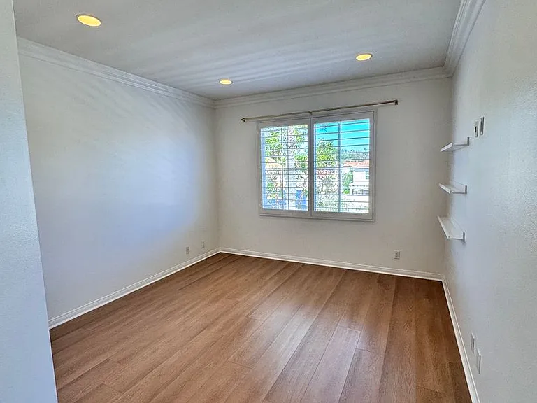 326 Manila Ave — Photo 28