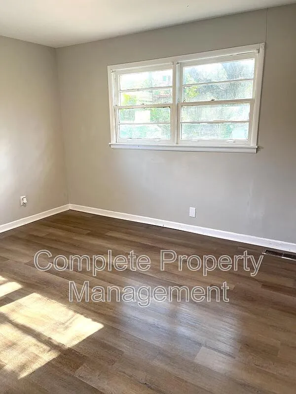 3 bed, 1.0 bath, 1200 sqft, $1,250 — Photo 3