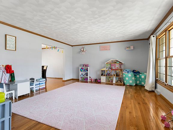 4th image of 713 Stonemint Dr