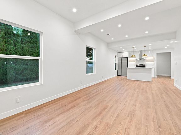 5th image of 28751 Maple St