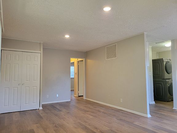 4th image of 2406 E Wilshire Rd