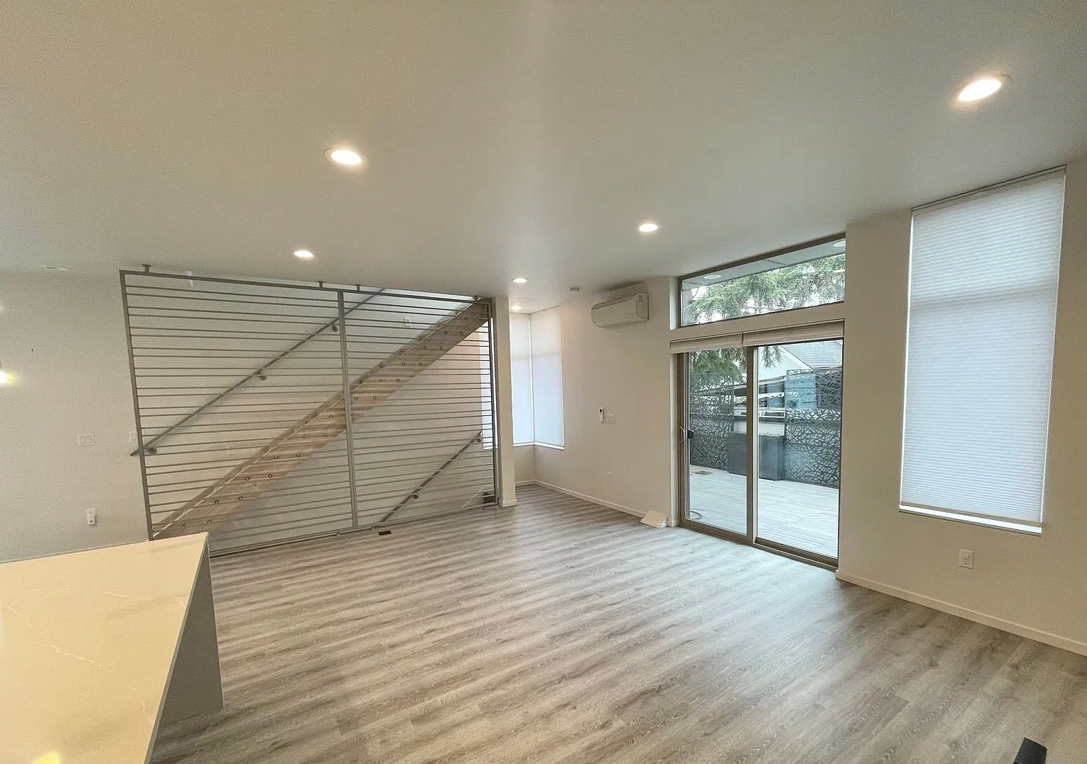 Sophisticated 3 Bedroom Townhome — Photo 2