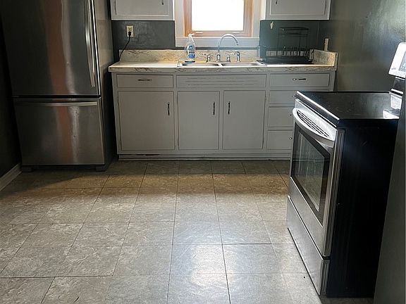 5th image of 414 Sutherland Ave