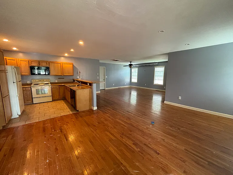 131 E Norwood Ave — Photo 18