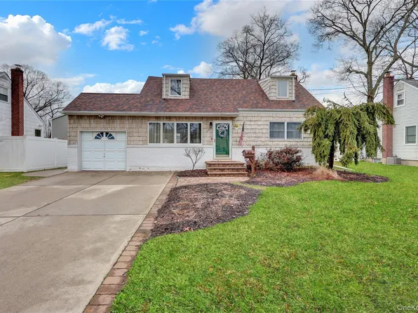 214 Whittier Avenue, North Babylon, NY 11703
