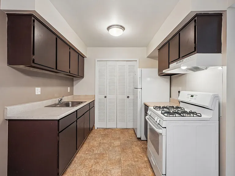 Pointe West Apartments — Photo 11