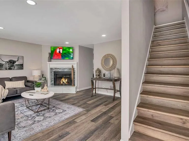 2101 Valley Oaks Dr SE — Photo 1