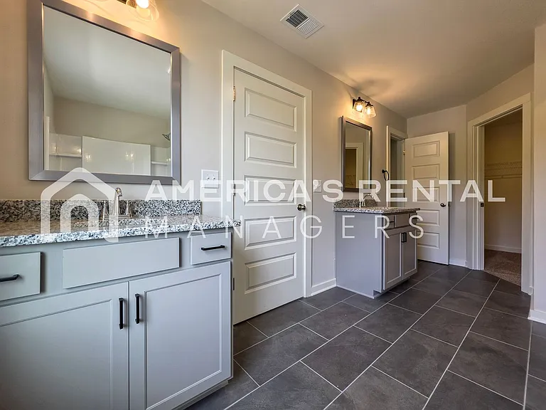 1019 Grand River Blvd W — Photo 46