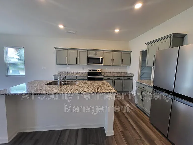 212 Cottontail Ln — Photo 3