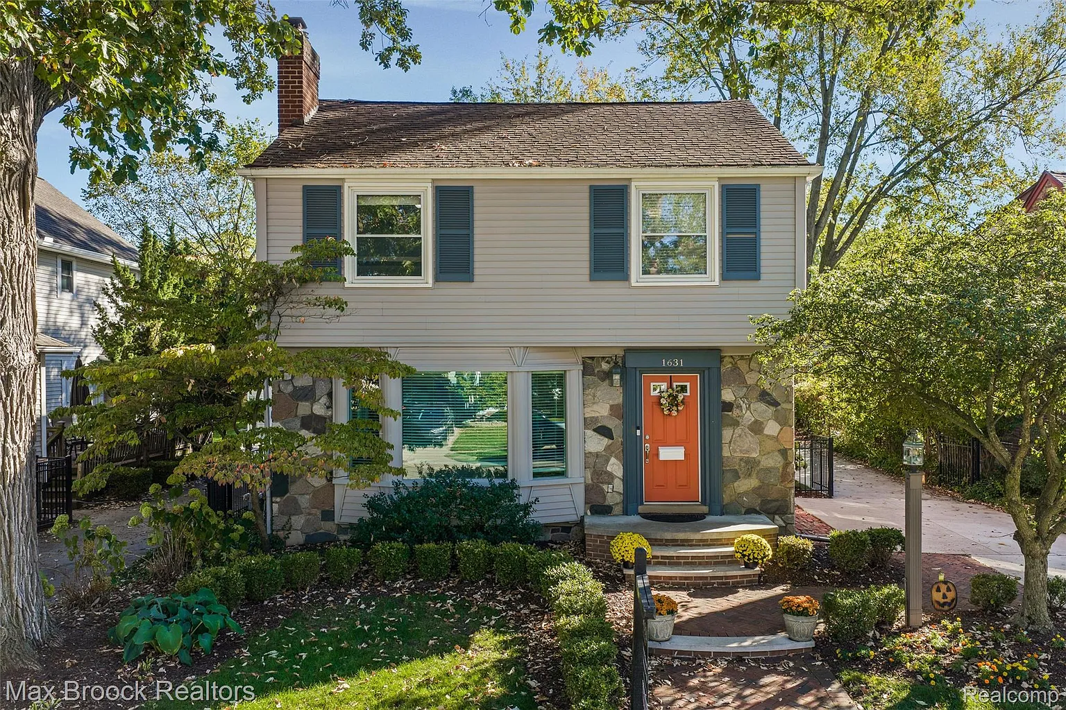 1631 Roseland Ave photo 1