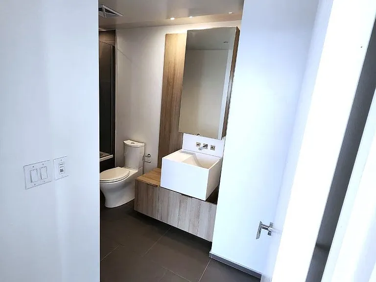 1 Bloor St E #5210 — Photo 18