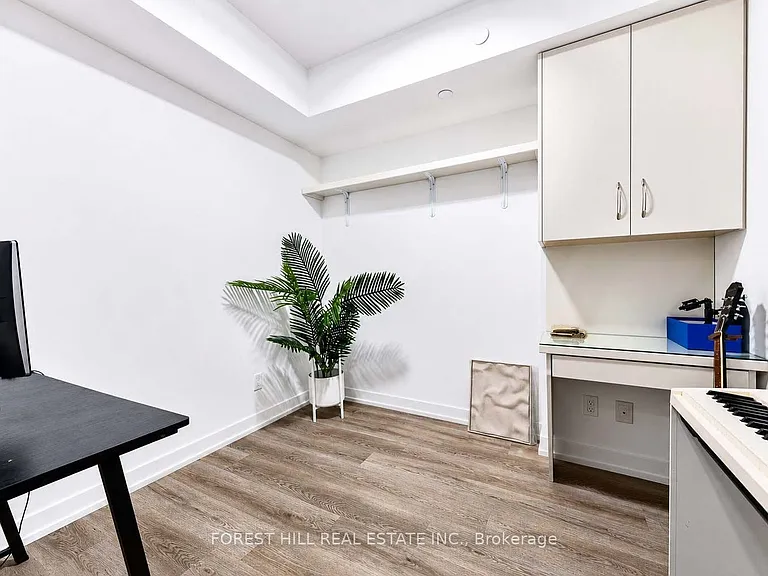 771 Yonge St W #601 — Photo 4
