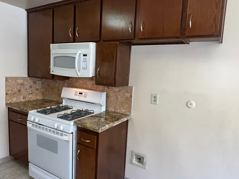 1025 W 8th St — Photo 10