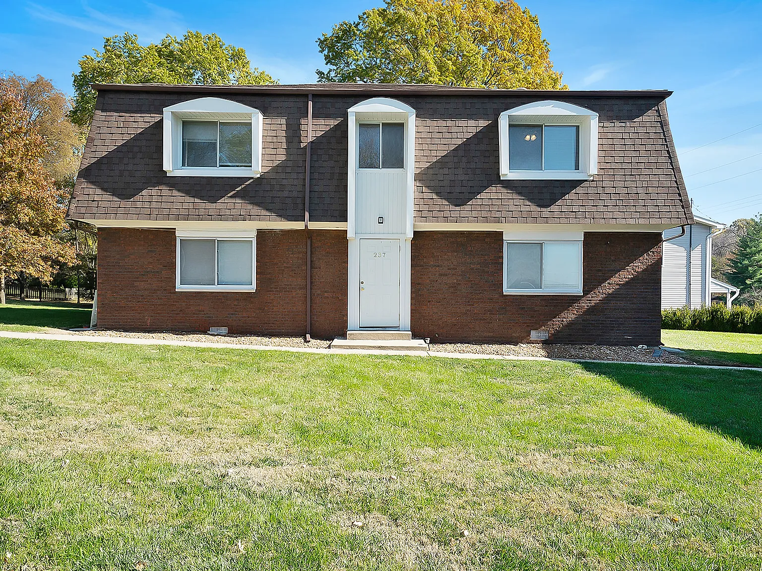 211 Glenlake Dr — Photo 2