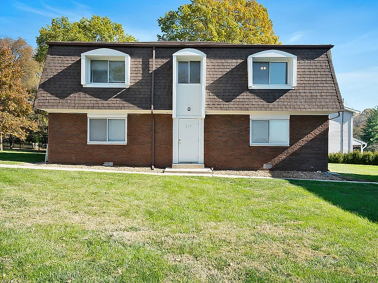 211 Glenlake Dr — Photo 2