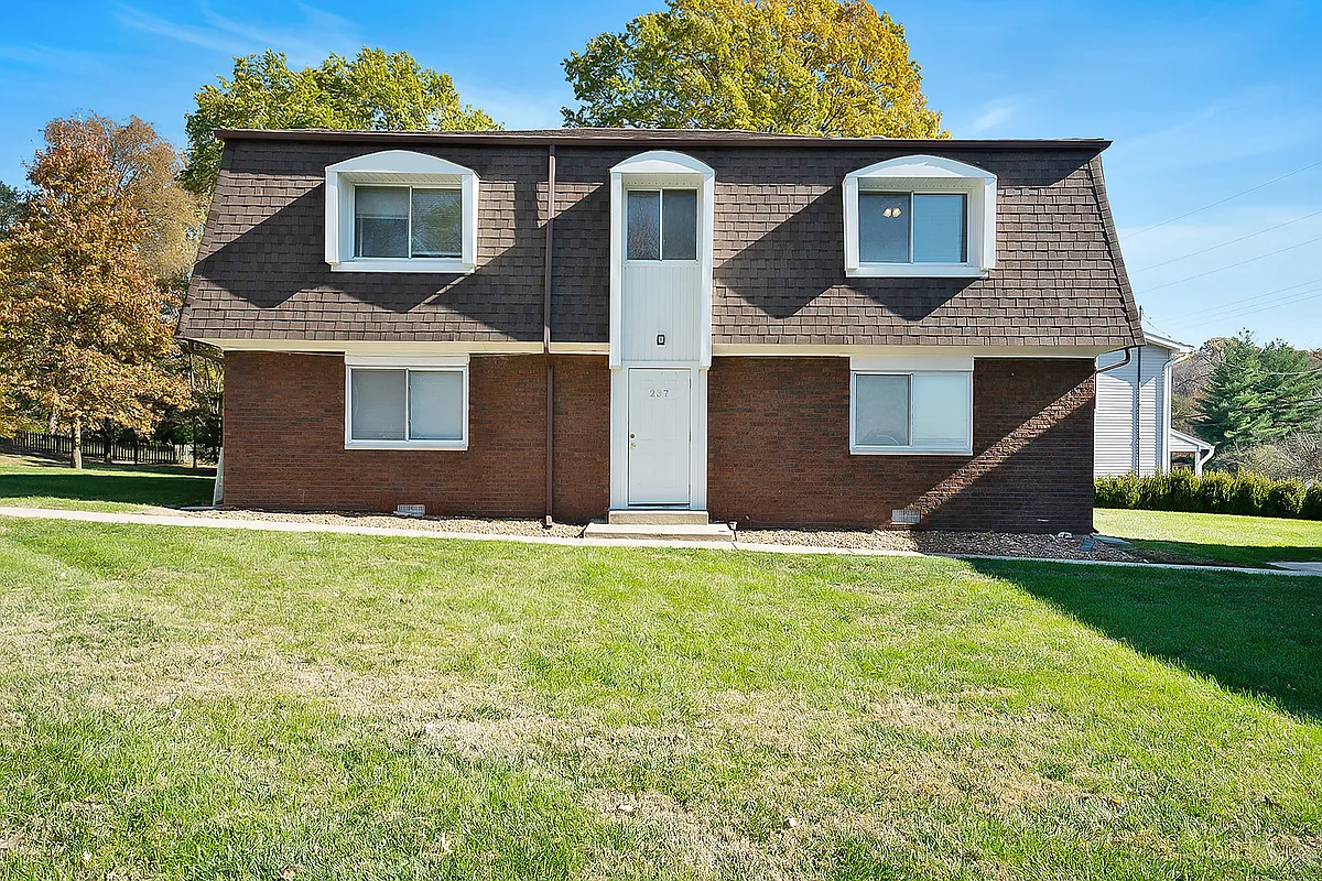 Building Photo - 211 Glenlake Dr