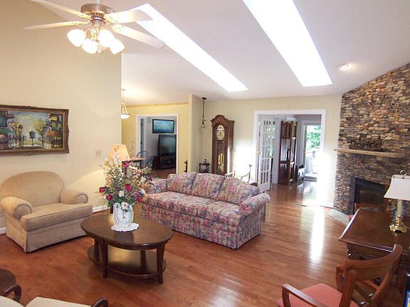 2nd image of 23 Dickens Ln