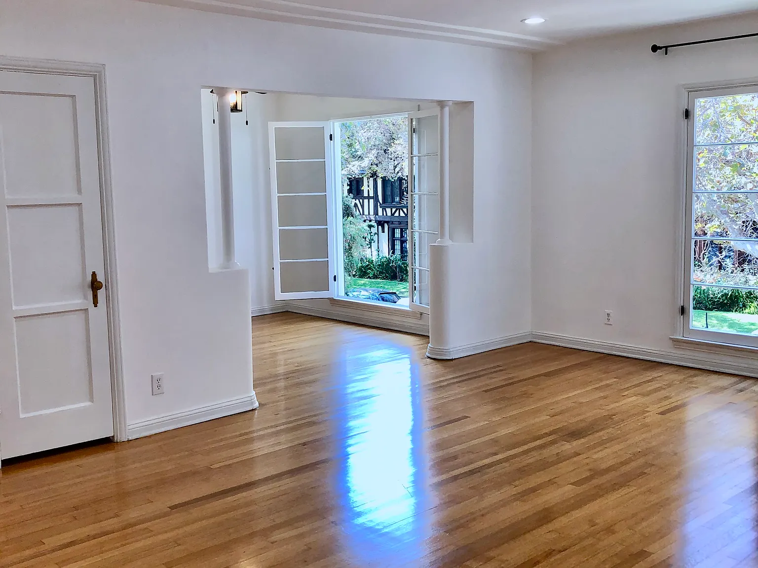 344 1/2 N Sycamore Ave — Photo 2