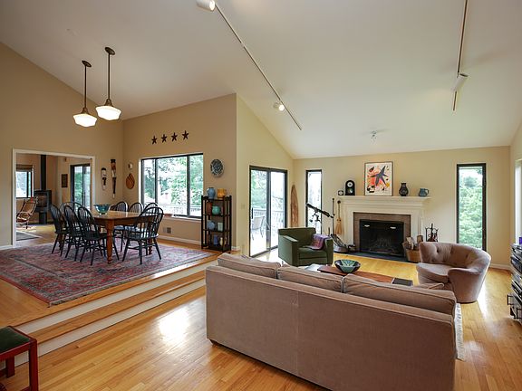 Spacious Living Room w/FPL - Dining Room