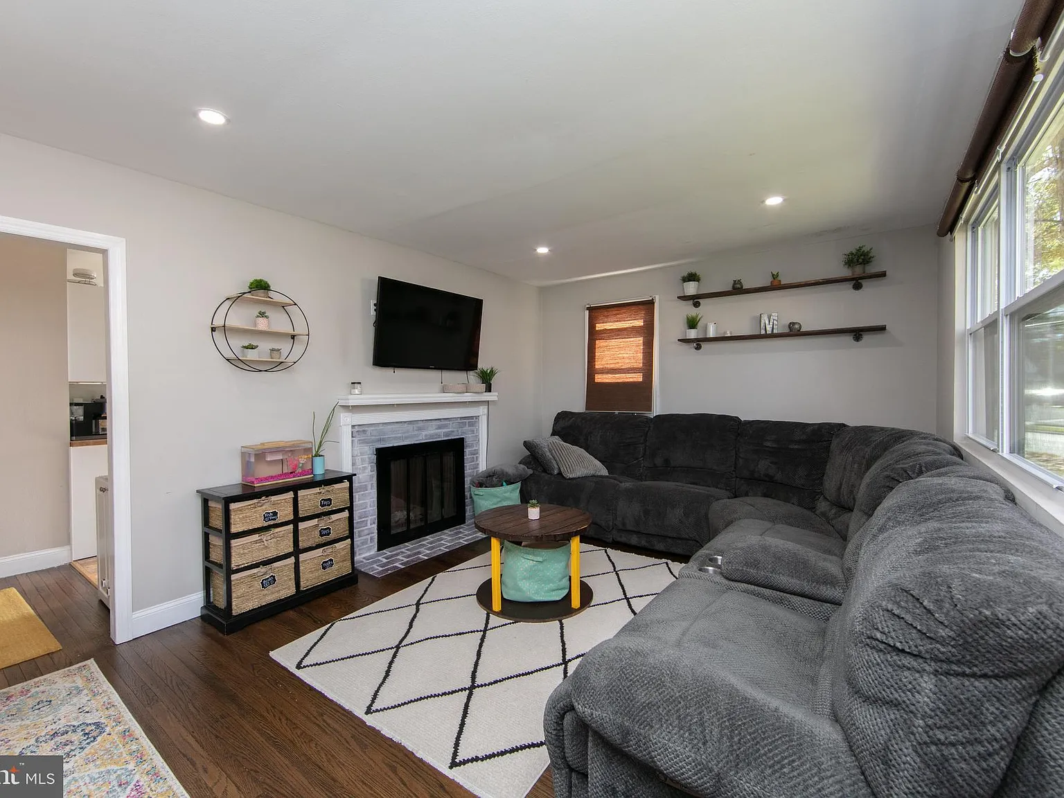3 bed, 1.0 bath, 1164 sqft, $2,500 — Photo 4