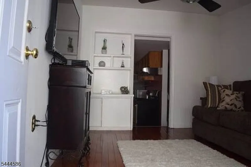 2 bed, 1.0 bath, $2,700 — Photo 2