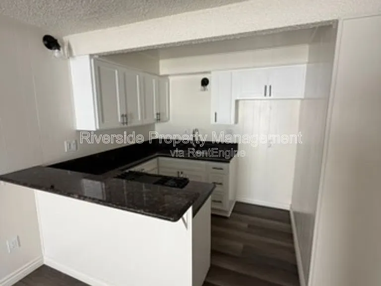 429 Glen St #C — Photo 2