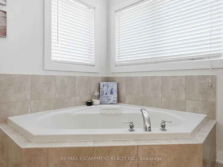 111 Greenstem Cres — Photo 25