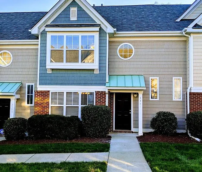 Beautiful 2 bedroom/2.5 bath townhome in prime South End loc