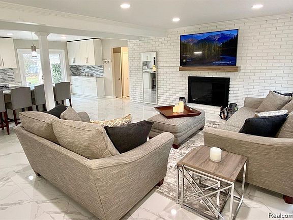 5th image of 4077 Lincoln Dr