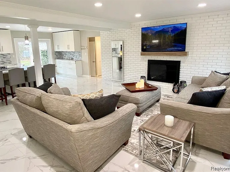 4077 Lincoln Dr — Photo 5