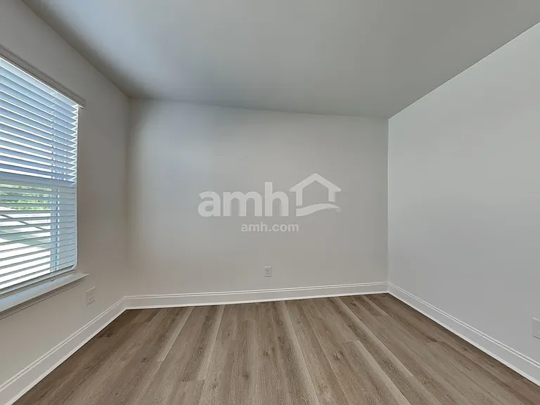 519 Armstrong Curv — Photo 16