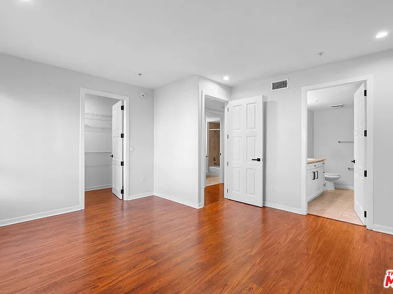 1401 S Saint Andrews Pl #201 — Photo 16