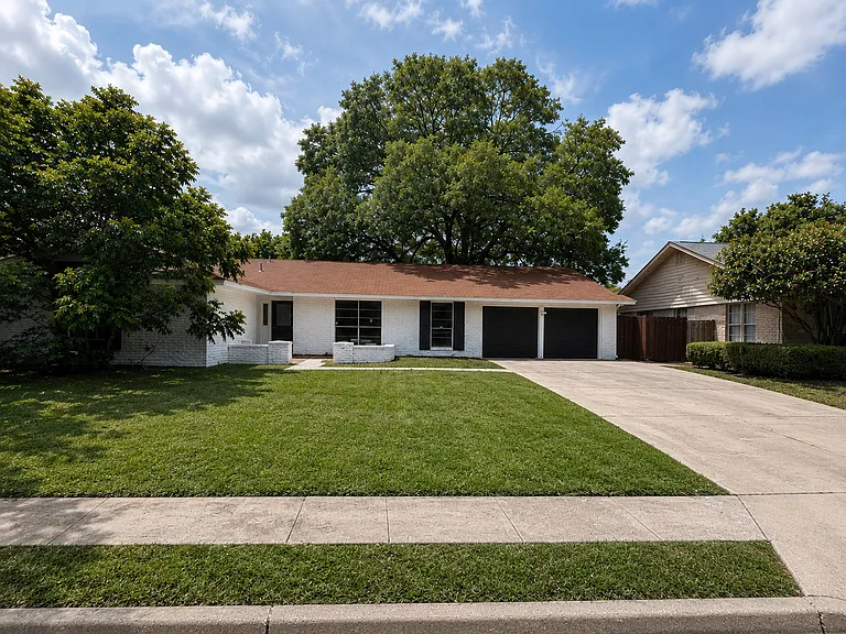 6310 Robin Frst — Photo 1
