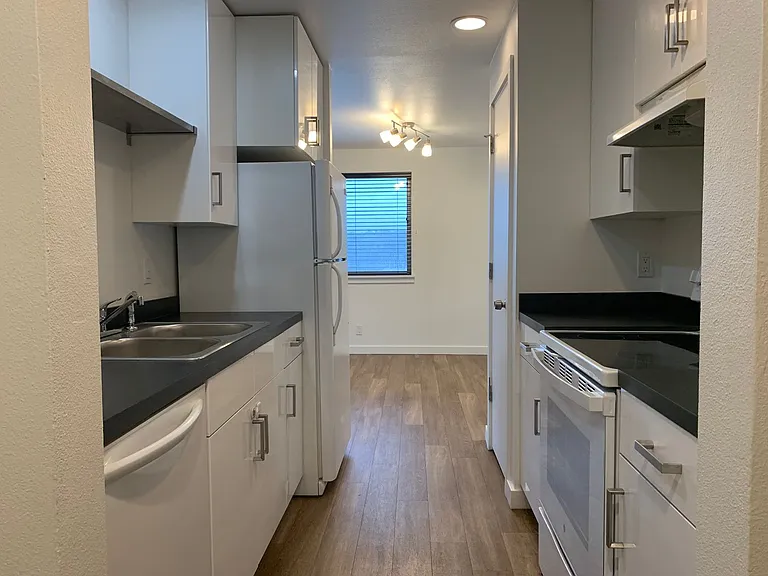 1233 Taylor Ave N — Photo 1