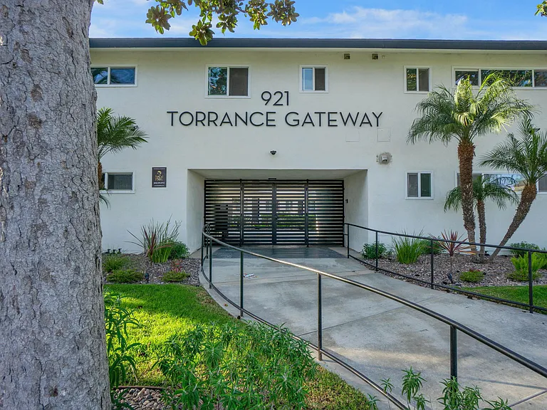Torrance Gateway Apartments — Photo 31