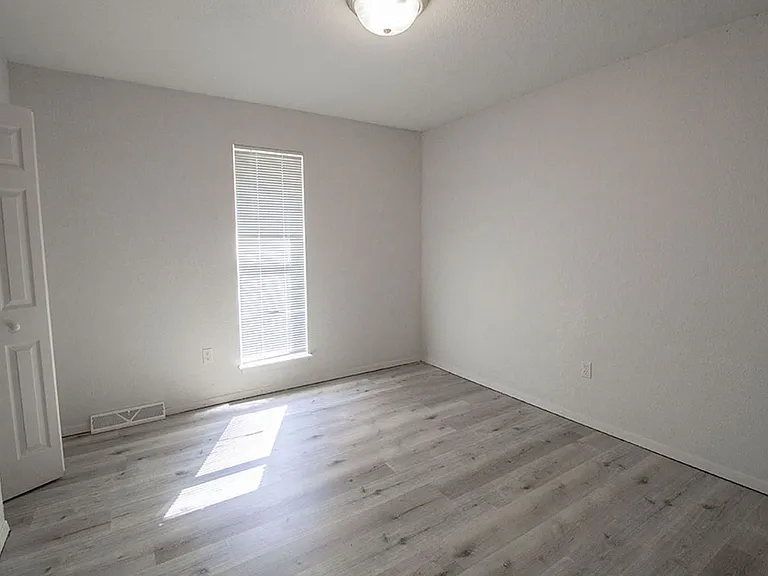 1005 W Ash St — Photo 11