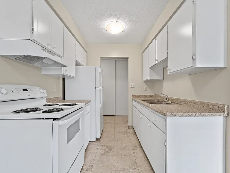 3262 Sandwich St — Photo 14