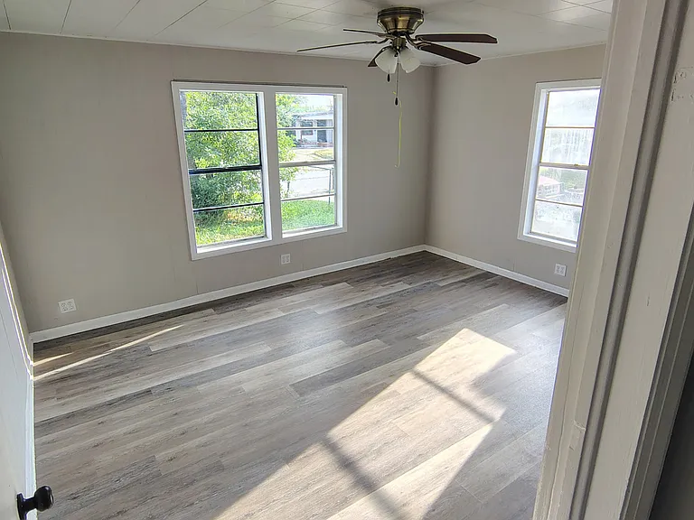 625 W Avenue D — Photo 11
