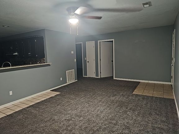 5th image of 810 S Woodbine Rd