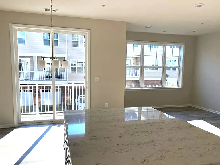 304 Dickson Ct — Photo 6